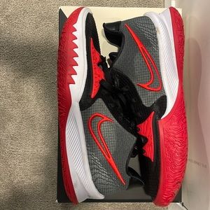 Nike Kyrie 4 low “Black University Red”